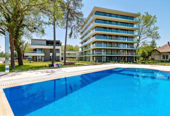 Premium Lelle Waterfront Resort Clyde allows 18 year olds to book a room