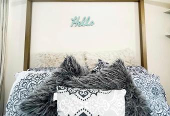 Master Bedroom, Great Location in Atlanta! allows 18 year olds to book a room