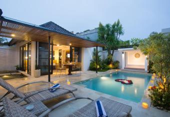 The Kon s Villa Bali Seminyak has rooms with a private hot tub