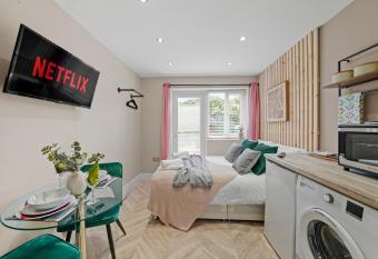 Stunning Heathrow Studios - Parking - Garden allows 18 year olds to book a room