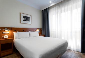 Petit Palace Cliper-Gran V  a allows 18 year olds to book a room