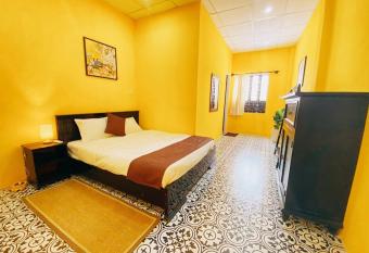 Nh   B   c      u - Homestay      N   ng has Smoking/Balcony rooms