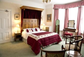 Banbury Cross B&B allows 18 year olds to book a room
