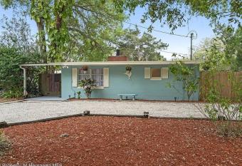 Cozy vintage waterfront home with fireplace and kayaks allows 18 year olds to book a room