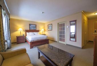 The Water Tower Inn, BW Premier Collection has rooms with a private hot tub