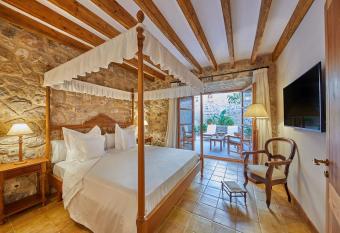 Cas Comte Suites & Spa - Adults Only allows 18 year olds to book a room