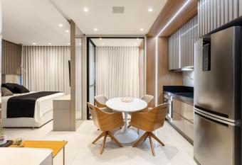 Ref  gio Charmoso e Rom  ntico no Vertigo Premium Studios has Balcony rooms