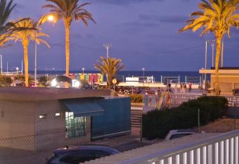 Miyas 2, PRIMERA L  NEA DE PLAYA allows 18 year olds to book a room