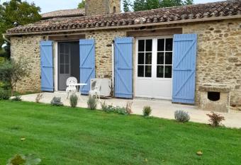 La petite maison bleue avec piscine allows 18 year olds to book a room