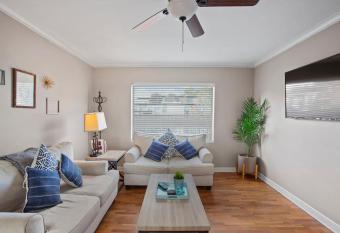 Delightful 2 Bedroom West Plaza allows 18 year olds to book a room