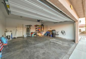 Palms Place in Indio has rooms with a private hot tub