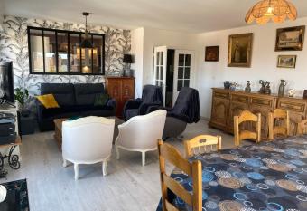 Le Saint James Conciergerie Leroy has Balcony rooms