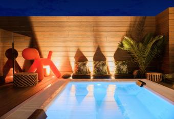 Elite Hotel - Gay Men Only allows 18 year olds to book a room