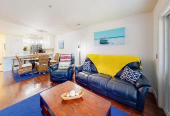 A Little Lake Retreat has Balcony rooms