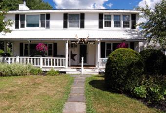 Maple Leaf Lodge has Balcony rooms