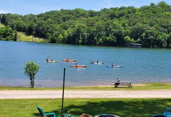 Shoreline at Beaver Lake - Rogers, AR Relaxing Lakefront Getaway- only 5 miles to downtown Rogers & 7 miles to Bentonville has Balcony rooms