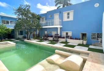 Elizabeth I Paseo Montejo M  rida con piscina allows 18 year olds to book a room