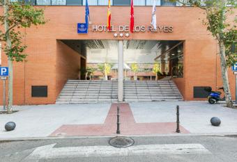 Globales de los Reyes allows 18 year olds to book a room