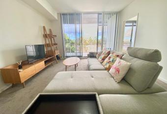 Lovely 2 bedroom+Study Holiday Home with Free Park has Balcony rooms