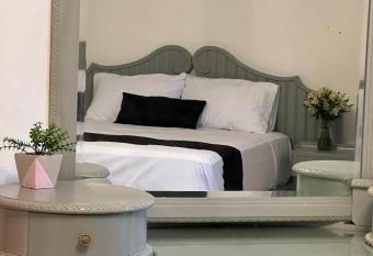 CAYETANA JAUS MERIDA ELEONOR S ROOM PASEO MONTEJO allows 18 year olds to book a room