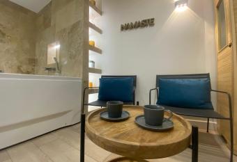 Le Loft - P4 avec bain jacuzzi et Sauna parking has rooms with a private hot tub