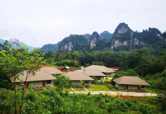 The Liveliwoods has Balcony rooms