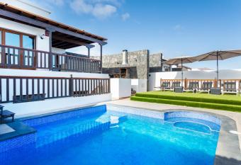 Villa Casa Blanca has rooms with a private hot tub