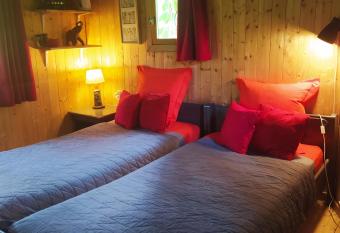 CABANE CERISE DANS L ARBRE Etapeboisee has Balcony rooms