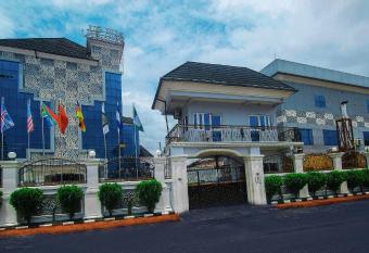 UG WIS HOTEL AND SUITES allows 18 year olds to book a room