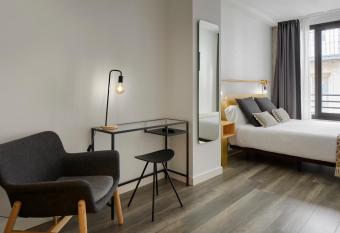 Hostal Arriazu has Balcony rooms