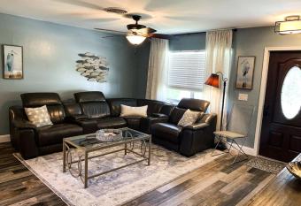 Ambers Jensen Beachhouse with Hot Tub has rooms with a private hot tub