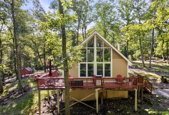 Modern Cabin w Hot Tub & Indoor Pool Gym Access! has Balcony rooms