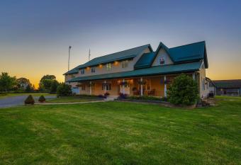 Lake Erie Manor has rooms with a private hot tub