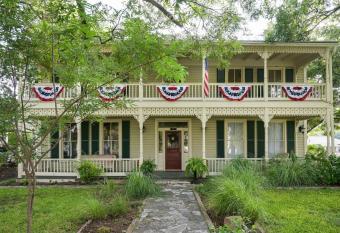 Carriage House Fredericksburg allows 18 year olds to book a room