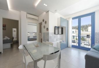 BLUSEA HOUSE has rooms with a private hot tub