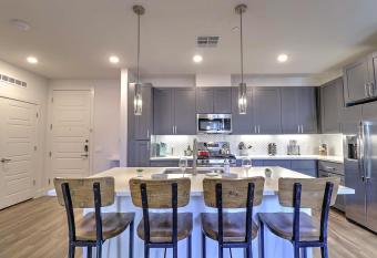 Exquisite Home-Walk Score 81-Shopping District-King Bed-Parking -G3021 has Balcony rooms