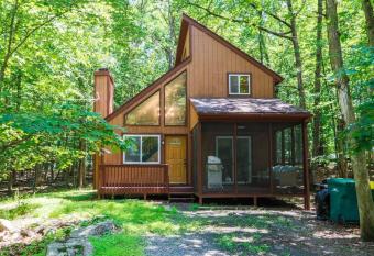 Quiet Chalet in the Woods Family Getaway has Balcony rooms