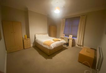 South Shields - 2 bed property, close to the beach has Balcony rooms