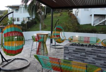 Nueva, Moderna casa en Silvania con Jacuzzi has Balcony rooms