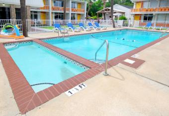 Holiday Shores Double Queen Beds, Pool View - 107 allows 18 year olds to book a room