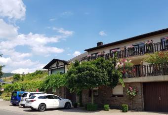 Weingut Erich Serwazi allows 18 year olds to book a room