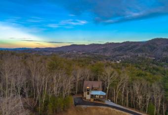 Moonlight Vista has rooms with a private hot tub