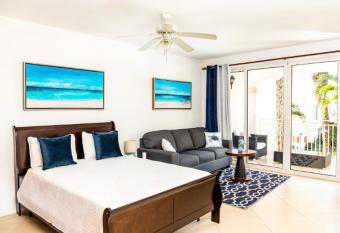 La Vista Azul - Lovely Spacious Condo close to Grace Bay - Free Wi-Fi has rooms with a private hot tub