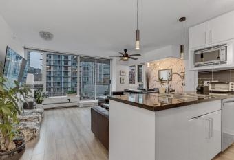 Gastown Downtown Apartment very central has rooms with a private hot tub