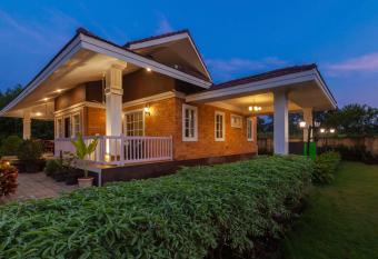 StayVista s Wandering Greens - Mountain-View Villa with Pool, Spacious Lawn & Balcony has Balcony rooms