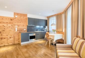 Marialisa Apt Rose has Balcony rooms