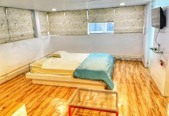 SUN APARTMENT has Balcony rooms