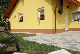 Njih tri apartmani has Balcony rooms