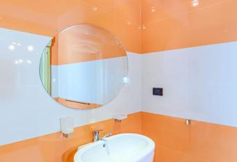 VIP Apartment MARIOTT allows 18 year olds to book a room