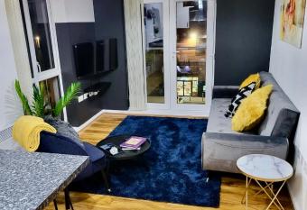 Modern & Stylish Apartment - Whyte Place Salford has Balcony rooms
